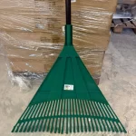 Plastikinis lapų grėblys su kotu 120 cm. 10 vnt. (1 vnt./7€)